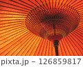 和を感じさせる伝統的な赤い傘 126859817