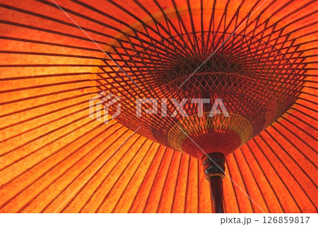 和を感じさせる伝統的な赤い傘 126859817