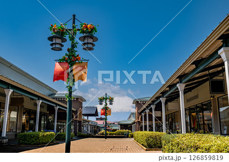 静岡県御殿場市にある御殿場プレミアム・アウトレットと富士山 静岡県御殿場市にある御殿場プレミアム・アウトレットと富士山 126859819