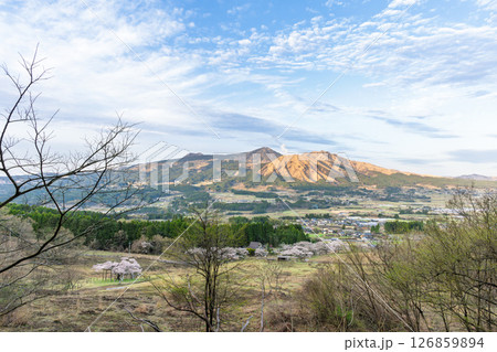 阿蘇山(阿蘇五岳)風景　観音桜公園芝生広場（展望所）から観える絶景風景(阿蘇郡南阿蘇村) 126859894