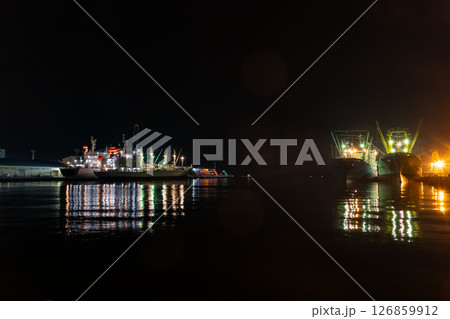 夜の港と停泊中の貨物船 126859912