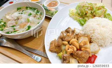 カシューナッツ炒めとフォー 126859933