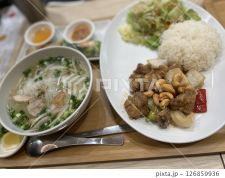 ベトナム料理のフォーとナッツ炒め 126859936