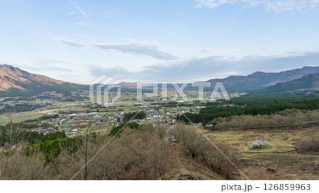 阿蘇山を背景にパノラマ風景　「観音桜公園芝生広場（展望所）から観える絶景」(阿蘇郡南阿蘇村) 126859963