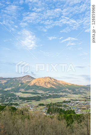 阿蘇山を背景にパノラマ風景 「観音桜公園芝生広場(展望所)から観える絶景」(阿蘇郡南阿蘇村) 阿蘇山を背景にパノラマ風景 「観音桜公園芝生広場(展望所)から観える絶景」(阿蘇郡南阿蘇村) 126859966