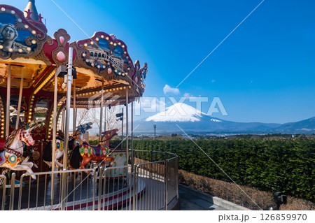 静岡県御殿場市にある御殿場プレミアム・アウトレットのメリーゴーランドと冠雪の富士山 静岡県御殿場市にある御殿場プレミアム・アウトレットのメリーゴーランドと冠雪の富士山 126859970