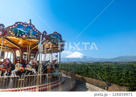 静岡県御殿場市にある御殿場プレミアム・アウトレットのメリーゴーランドと冠雪の富士山 静岡県御殿場市にある御殿場プレミアム・アウトレットのメリーゴーランドと冠雪の富士山 126859971