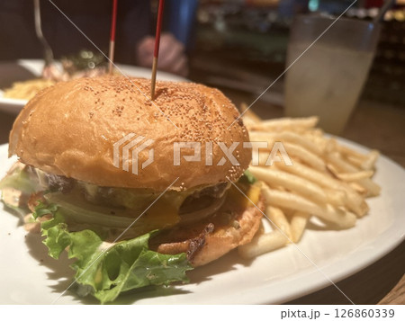 美味しそうなハンバーガー 美味しそうなハンバーガー 126860339