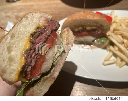 ミディアムレアの美味しいハンバーガー 126860344