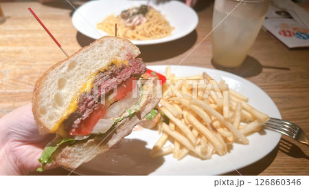 おしゃれなカフェで食べたアメリカンハンバーガー おしゃれなカフェで食べたアメリカンハンバーガー 126860346