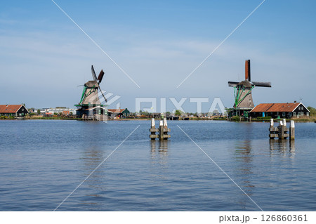 青空に映えるザーンセスカンスの風車 ／オランダ 126860361