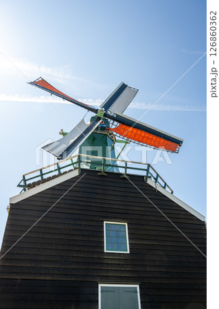 青空に映えるザーンセスカンスの風車 /オランダ 青空に映えるザーンセスカンスの風車 /オランダ 126860362