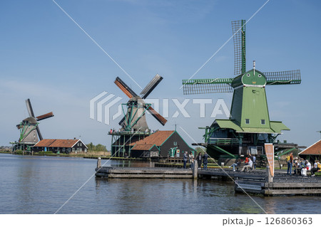 青空に映えるザーンセスカンスの風車 ／オランダ 126860363