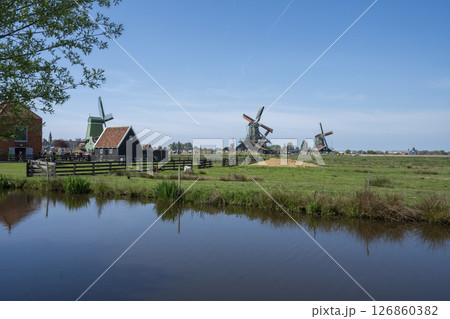 青空に映えるザーンセスカンスの風車 ／オランダ 126860382