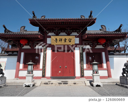 中国上海・南翔古鎮・雲翔寺・留雲禅寺と書かれた山門 中国上海・南翔古鎮・雲翔寺・留雲禅寺と書かれた山門 126860669