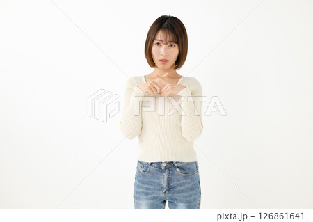 禁止の意思表示をする女性 禁止の意思表示をする女性 126861641