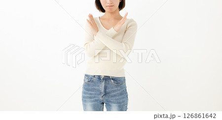 禁止の意思表示をする女性 126861642