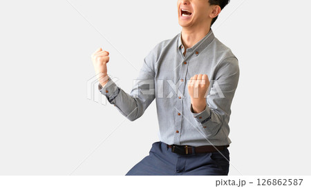全身で喜びを表現する男性ビジネスマン 全身で喜びを表現する男性ビジネスマン 126862587