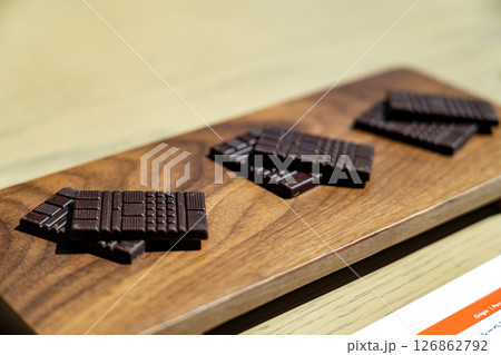 木製プレートのダークチョコレート 木製プレートのダークチョコレート 126862792