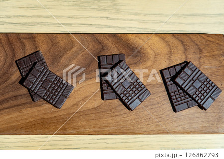 木製プレートのダークチョコレート 木製プレートのダークチョコレート 126862793