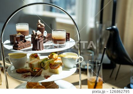 光差し込む午後のアフタヌーンティー 126862795