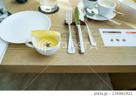 カップ入りスープとテーブルセッティング 126862821