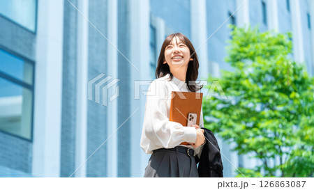 オフィス街を歩く女性・ビジネスウーマン オフィス街を歩く女性・ビジネスウーマン 126863087