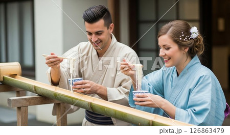 浴衣姿の外国人カップル、笑顔で楽しむ日本の流しそうめん体験 126863479