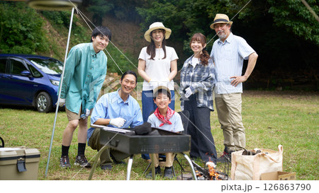 キャンプ仲間で集合写真 キャンプ仲間で集合写真 126863790