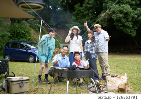 キャンプ場での記念撮影 126863791