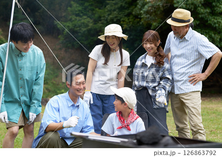 笑顔で談笑するキャンプ仲間 126863792