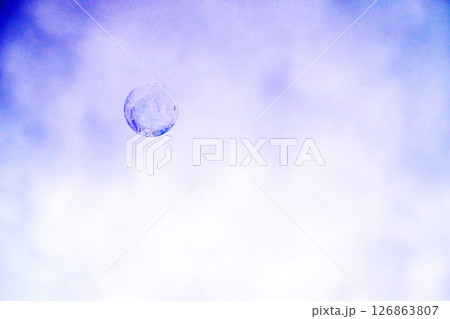 空に浮かぶシャボン玉　イメージ素材 126863807