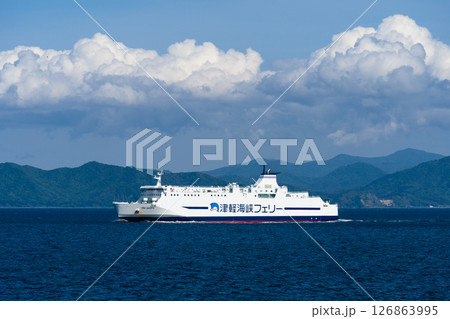 青森と函館を結ぶ「津軽海峡フェリー」が絶景の海上を行く 126863995