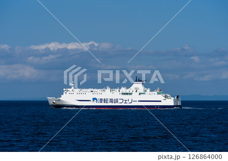 青森と函館を結ぶ「津軽海峡フェリー」が絶景の海上を行く 126864000