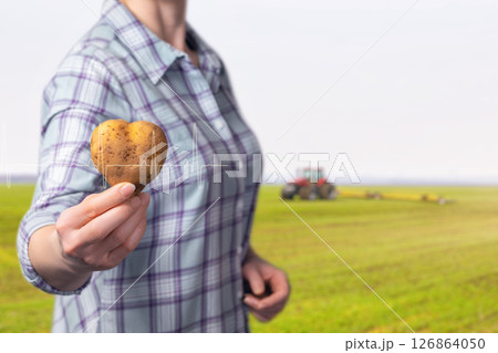 Heart-shaped potato celebrates love for farming Heart-shaped potato celebrates love for farming 126864050