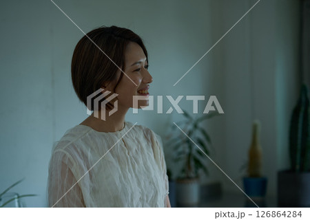 薄暗い部屋に佇む女性 薄暗い部屋に佇む女性 126864284