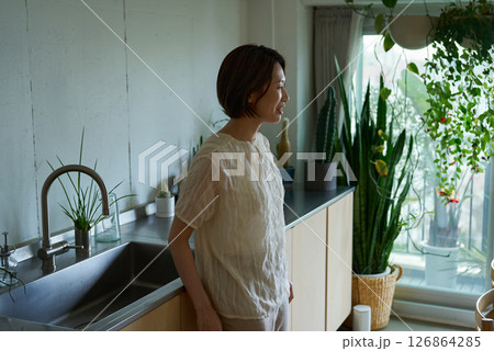 薄暗い部屋に佇む女性 126864285