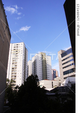 サンパウロ市の街並みと青空　ブラジル 126864515