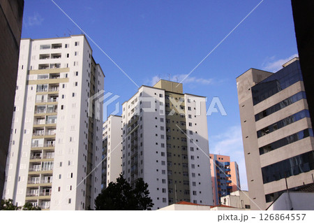 サンパウロ市の街並みと青空　ブラジル 126864557