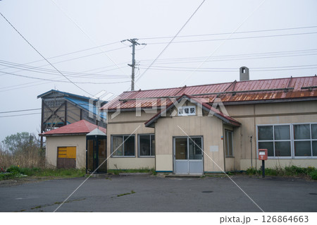 函館本線の国縫駅の駅舎 126864663