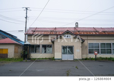 函館本線の国縫駅の駅舎 126864664