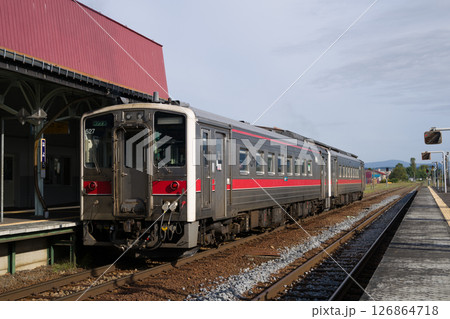 宗谷本線の名寄駅に停車するキハ54系気動車 126864718