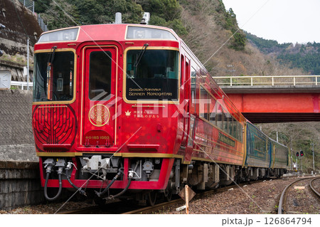 キハ185「四国まんなか千年ものがたり」が大歩危駅に停車 キハ185「四国まんなか千年ものがたり」が大歩危駅に停車 126864794