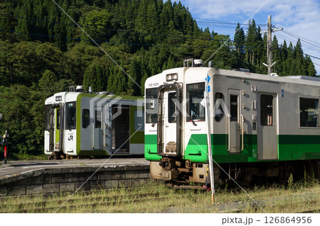 只見線の会津川口駅に停車するキハ110普通列車 只見線の会津川口駅に停車するキハ110普通列車 126864956
