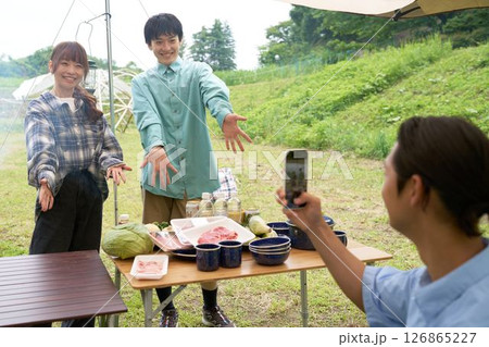 動画撮影を楽しむキャンプ仲間 126865227
