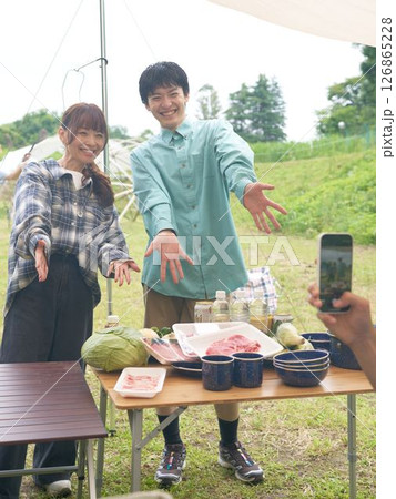 動画撮影を楽しむキャンプ仲間 動画撮影を楽しむキャンプ仲間 126865228