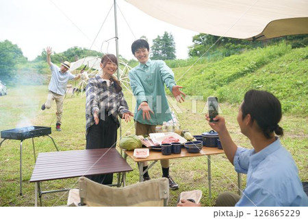 動画撮影を楽しむキャンプ仲間 126865229