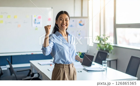 笑顔でガッツポーズする女性社員 126865365