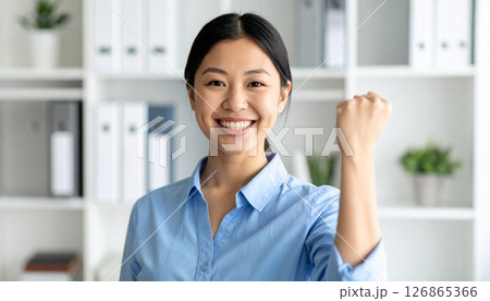 笑顔でガッツポーズする女性社員 126865366