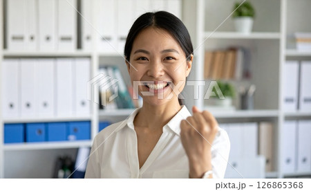 笑顔でガッツポーズする女性社員 126865368
